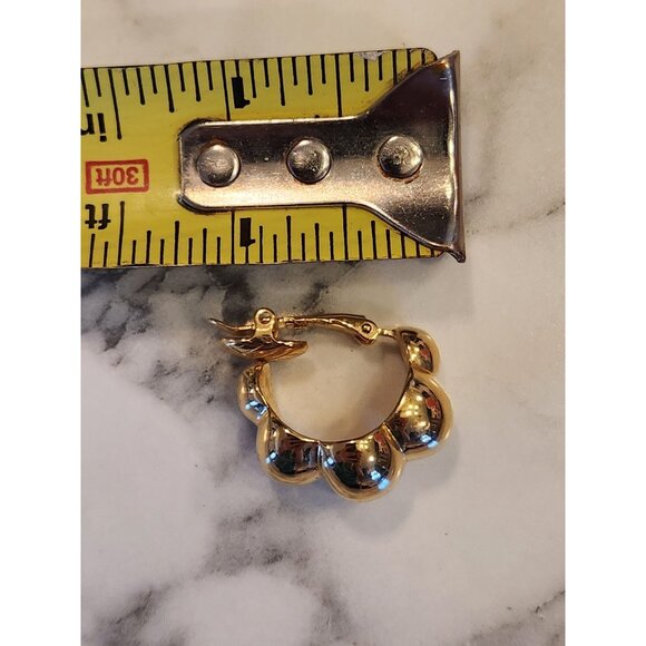 Vintage Trifari Gold-Tone Scalloped Hoop Earrings With Lever Back Fastening - Picture 4 of 4